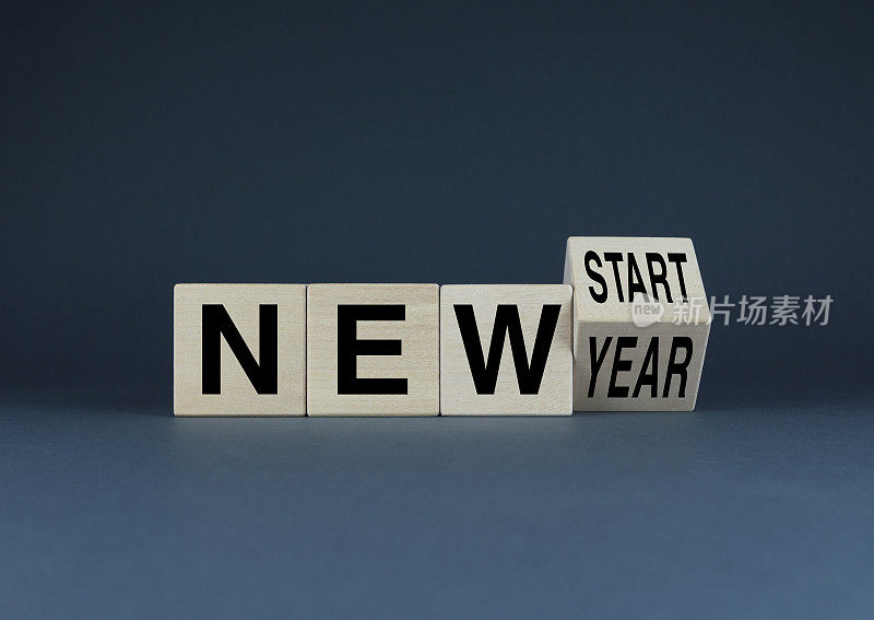 立方体组成单词New year -新的开始。生活或事业中新目标、习惯和动机的概念。